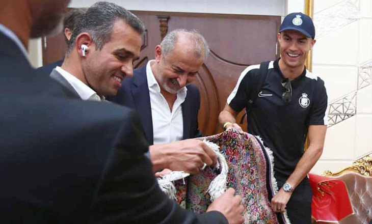 كريستيانو رونالدو يتلقى هدية ثمينة من نادٍ إيراني